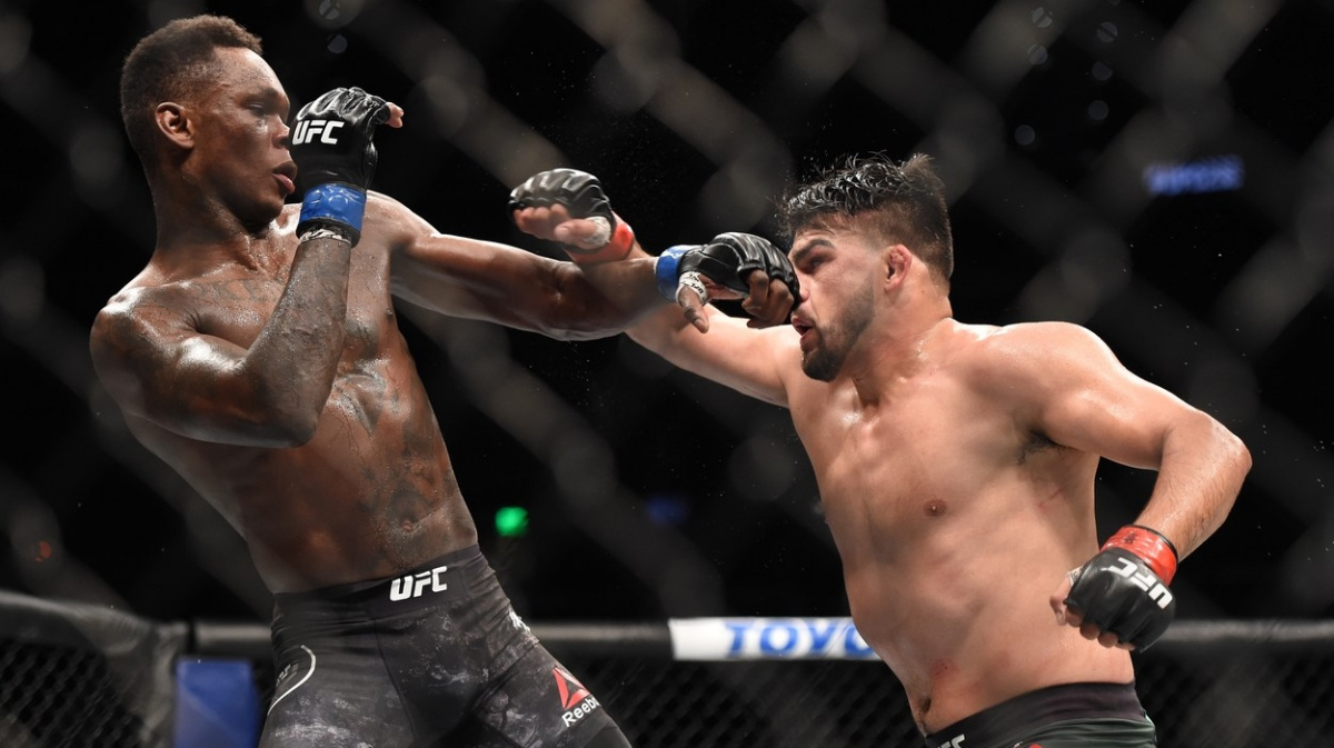 Takhle Adesanya loni ovládl střední váhu v UFC. Souboj s Gastelumem zvedal diváky ze sedadel