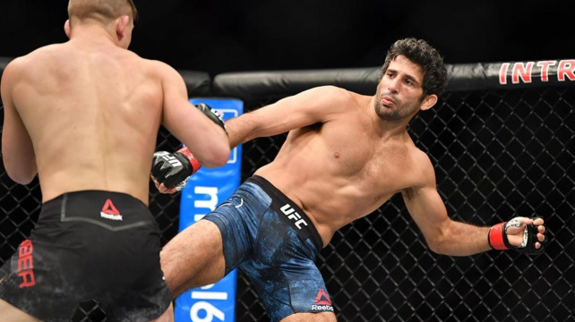 Dominantní výkon Beneila Dariushe. Klosemu doručil totální KO ve druhém kole