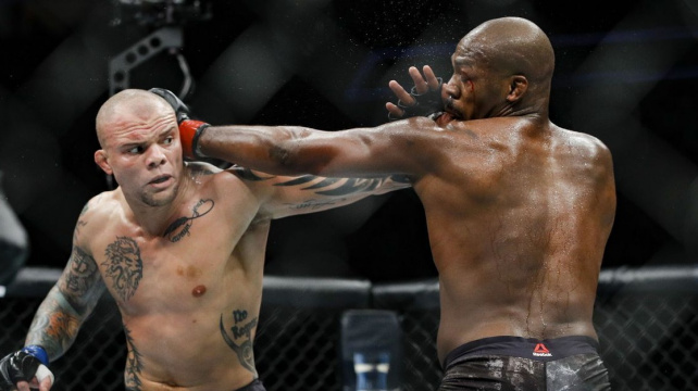 Curtis Blaydes je ze hry venku, hlavní zápas večera tak obstará Anthony Smith a Devin Clark