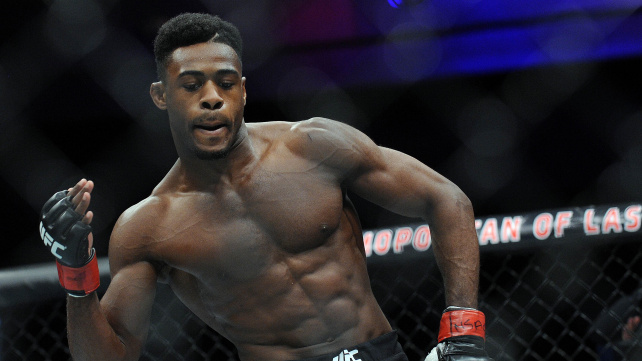 Aljamain Sterling bleskově uškrtil Coryho Sandhagena a velice působivě si řekl o šanci na titul