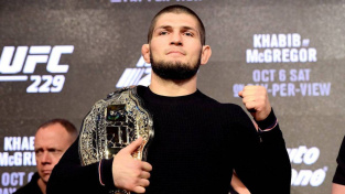 Khabib nechce bojovat ani s McGregorem, ani s Poirierem. Existuje ale něco, co by ho možná do klece dostalo