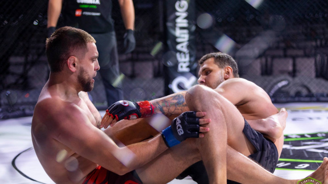 Nejlepší obrana proti páce na nohu? MMA bojovník se nerozmýšlel a svému soupeři dal KO