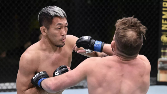 Japonský „samuraj“ Takashi Sato nedal svému soupeři šanci a zvítězil v prvním kole na TKO