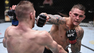 McGregor, Khabib a další reagují na neuvěřitelnou pětikolovou bitvu Dustina Poiriera s Danem Hookerem