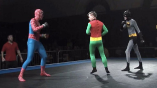 Už víme, jestli by Spiderman dokázal porazit Batmana. Na turnaji v Anglii se spolu utkali oba superhrdinové a výsledek byl jednoznačný