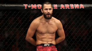 UFC chystá další našlapanou kartu se třemi titulovými zápasy a přítomni budou i fanoušci