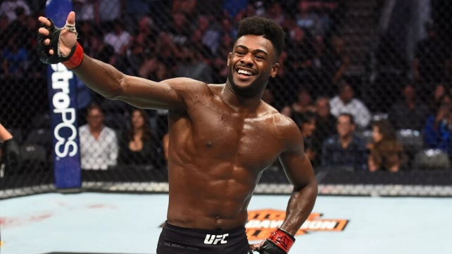 „Ještě neporazil mladého lva jako jsem já,“ brousí si Sterling zuby na ruského šampiona Yana
