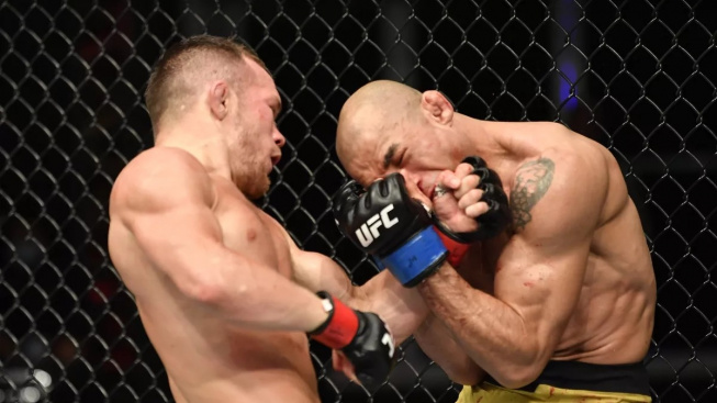 UFC má nového bantamového krále. Petr Yan porazil po skvělé bitvě Josého Alda na technické KO