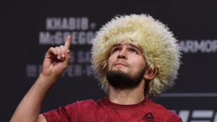 Khabib Nurmagomedov potvrdil, že odešel do důchodu kvůli své matce, která špatně snášela jeho zápasy