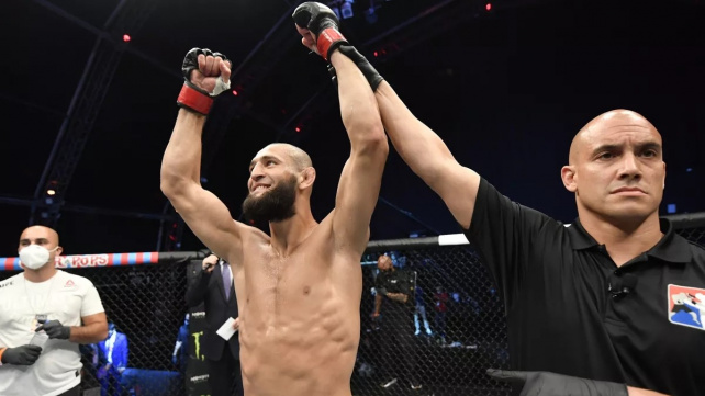 Khamzatovi Chimaevovi se rýsuje zápas s „Wonderboyem“ Thompsonem. A jeho rychlý postup nahoru schvaluje i Khabib Nurmagomedov