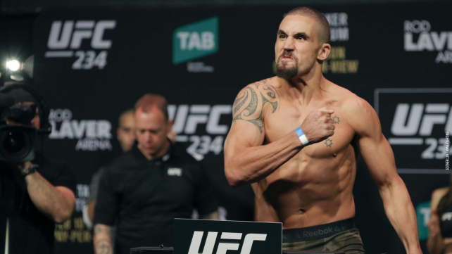 "Jsem připraven znovu bojovat o titul" hlasí Robert Whittaker po výhře nad Darrenem Tillem, kterému v boji zlomil koleno