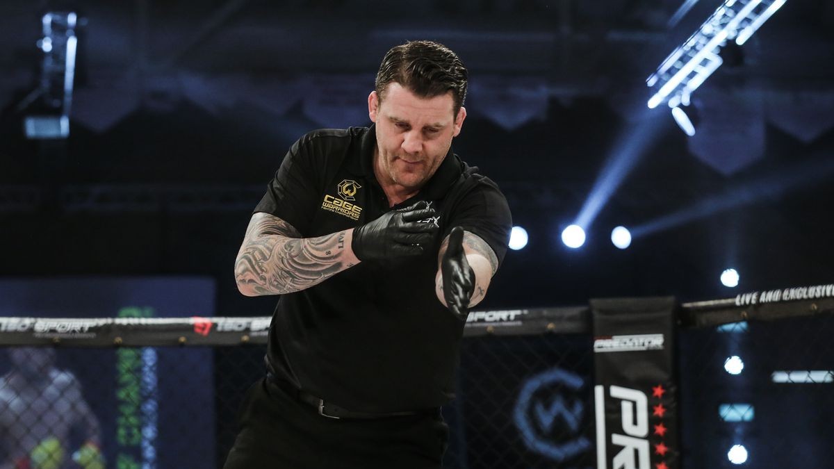 Video: Rozhodčí byl ve špatnou dobu na špatném místě a schytal ukázkové KO