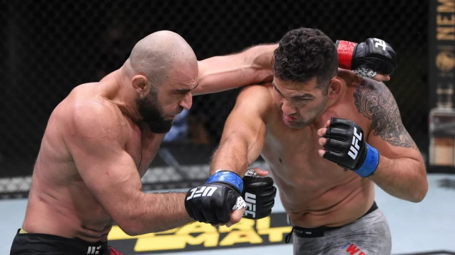 Bývalá hvězda střední váhy Chris Weidman se střetne s nebezpečným strikerem Uriah Hallem o pozici v nejlepší desítce