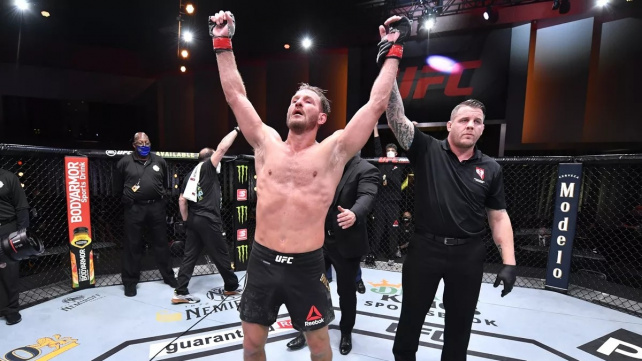 Drsný faul poznamenal jinak skvělou bitvu o nejlepšího bojovníka na světě. Titul nakonec obhájil šampion Stipe Miocic