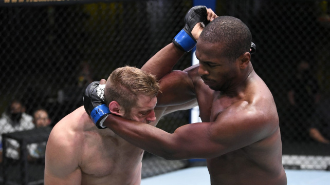 Skvělá ukázka thajského klinče v MMA. Mike Rodriguez uspal polského karatistu tvrdým loktem