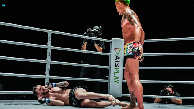 Na zemi se bojovat nebude, vstávej! Thajec Yodkaikaew v MMA zápase totálně rozkopal amerického soupeře