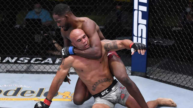 Neil Magny se držel své strategie a skvělým výkonem porazil legendárního Robbieho Lawlera