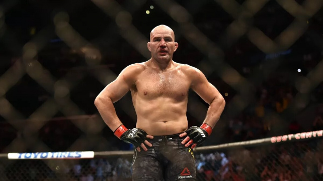 Nestárnoucí brazilská legenda Glover Teixeira se hlásí jako náhradník na zápas mezi Adesanyou a Blachowiczem