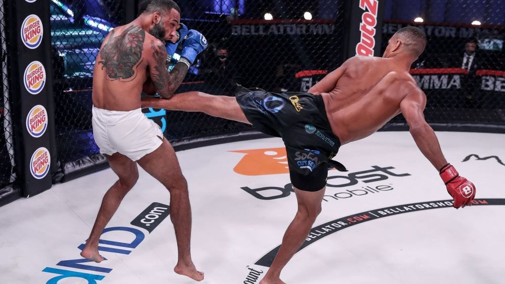 Nejhorší konec v dějinách MMA? Zakázaný kop mezi nohy bojovníka v kleci rozbrečel, odnést ho museli na nosítkách