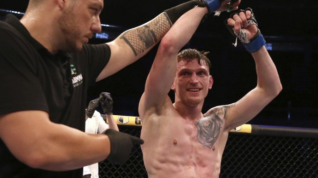 David Dvořák rozkopal svému soupeři nohu a po dominantním výkonu zvítězil i ve svém druhém zápase v UFC!