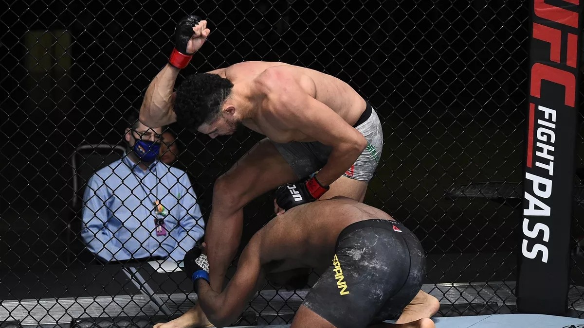 Soupeř ho měl na lopatě, o pár vteřin později vyhrál nevyzpytatelný Johnny Walker na TKO