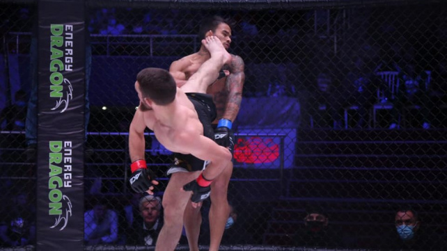 Magomed Bibulatov tvrdě knockoutoval svého soupeře kopem z otočky a zařadil se tak mezi kandidáty na KO roku