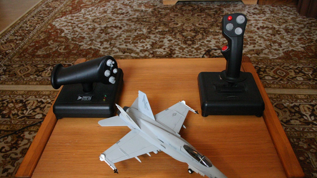 Ovladače leteckých simulátorů HOTAS