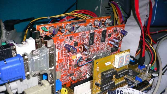 VIA dual GFX: SLI na všem a pro všechny?