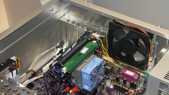 Desku pro AMD nebo Intel? Pro oba...