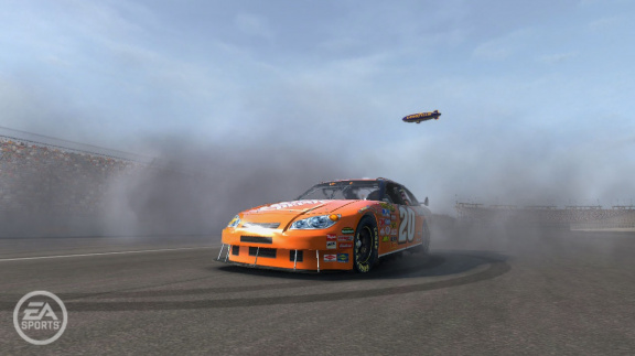 Létající smítka prachu na přilbě v NASCAR 08