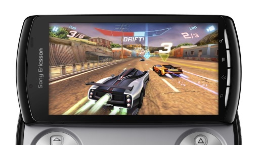 Xperia Play  vsází na plnohodnotný ovladač a portované tituly