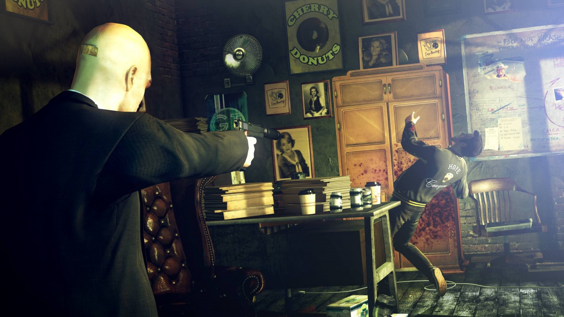 Agent 47 a jeho zbraně na videu z Hitman Absolution