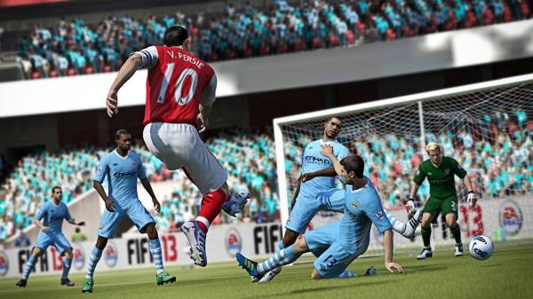 FIFA 14 bude zase víc o sdílení online, ale kariéra nezmizí