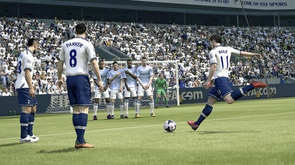 FIFA 14 předvádí reálnou fyziku míče a Garetha Balea