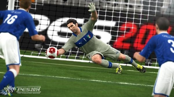 PES 2014 předvádí finty a napovídá, jak je na gamepadu vykouzlíte