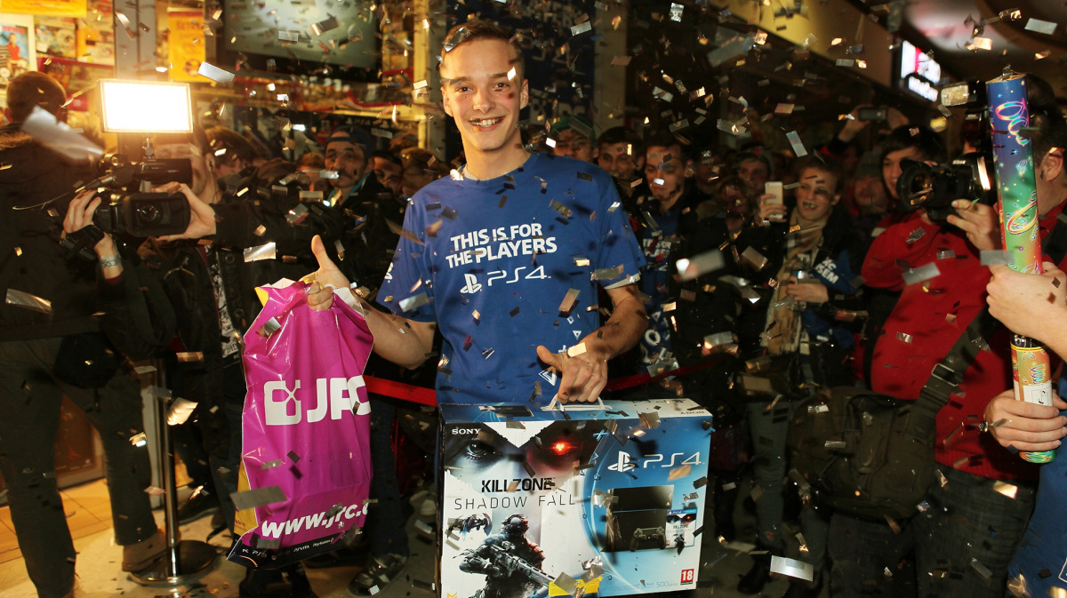 PlayStation 4 odstartoval v ČR, na půlnoční prodej přišlo 350 lidí