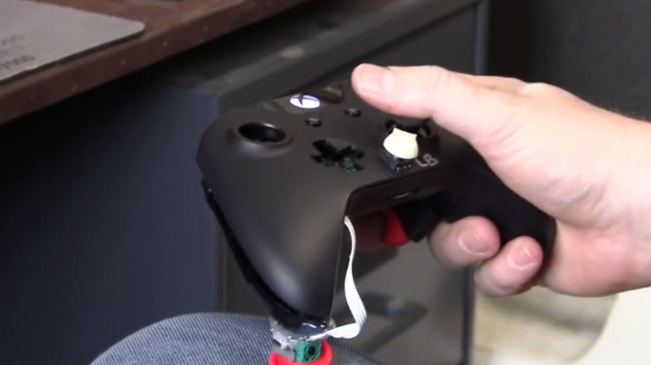 Americký všeuměl vyrábí gamepady PS4 a Xbox One pro jednoruké hráče
