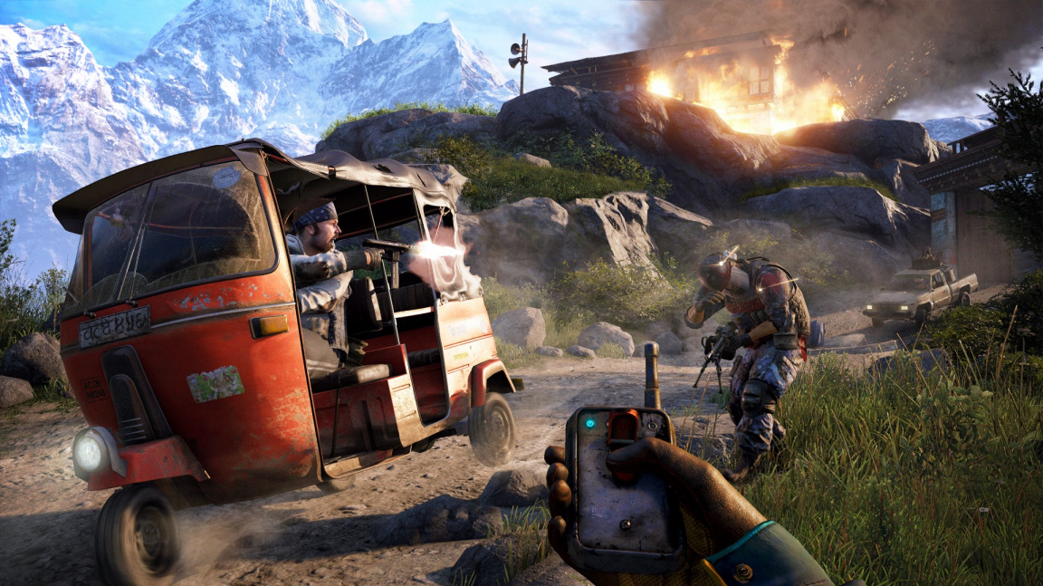 Dvojice videí z Far Cry 4 ukazuje úvod s šílencem a záběry z hraní v kooperaci