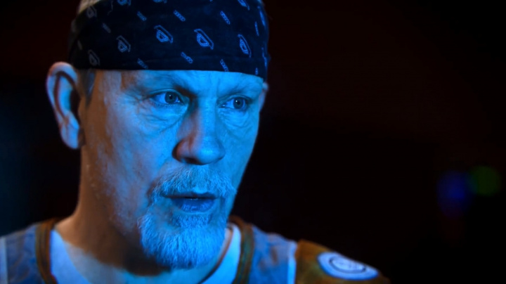 John Malkovich uklízí podlahu v traileru na zombie mód pro CoD: Advanced Warfare