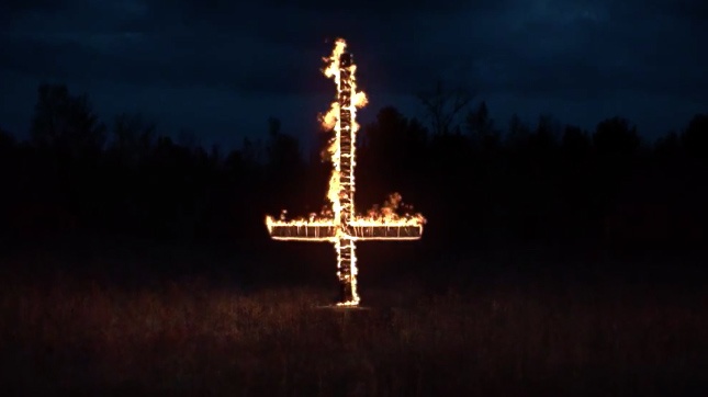 Hořící kříž a desítky děsivých očí naznačují hororovou premisu Outlast 2