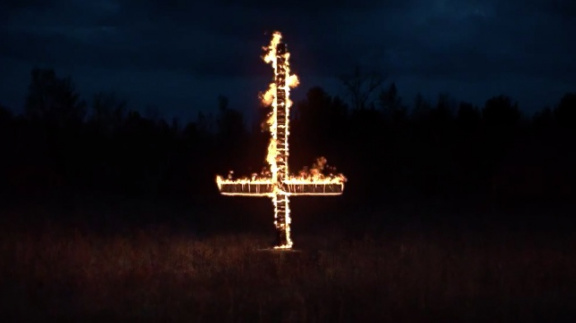 Hořící kříž a desítky děsivých očí naznačují hororovou premisu Outlast 2