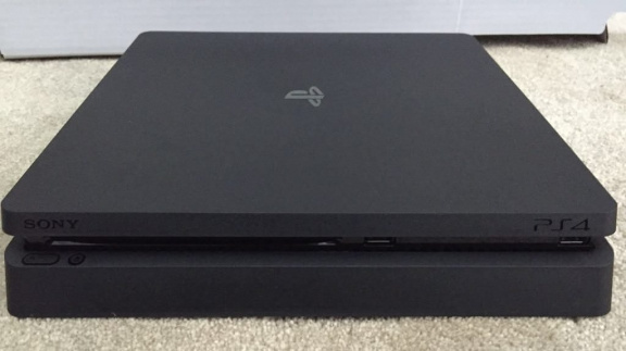 Sony prý společně s PlayStation 4 Neo oznámí i Slim verzi standardní PS4