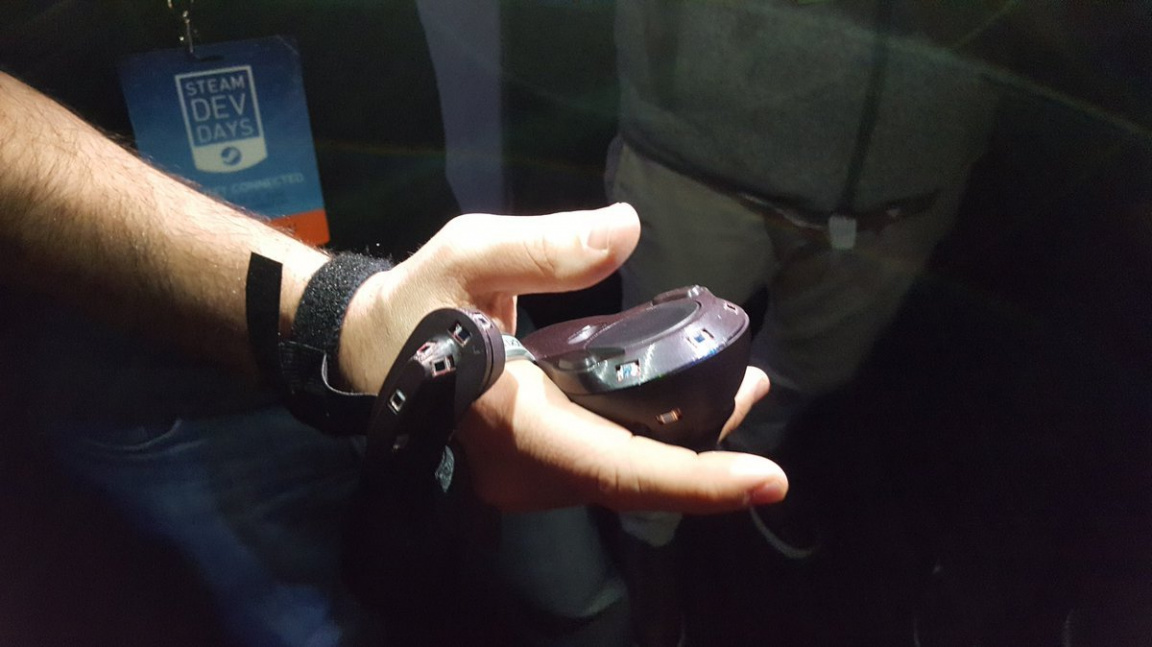 Prototyp ovladače pro virtuální realitu HTC Vive rozezná pohyb prstů