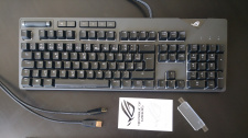 Balení klávesnice Asus ROG Strix Flare
