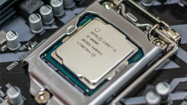 5 GHz a 6/12 jader? Výroční procesor Intelu se objevil v obchodech