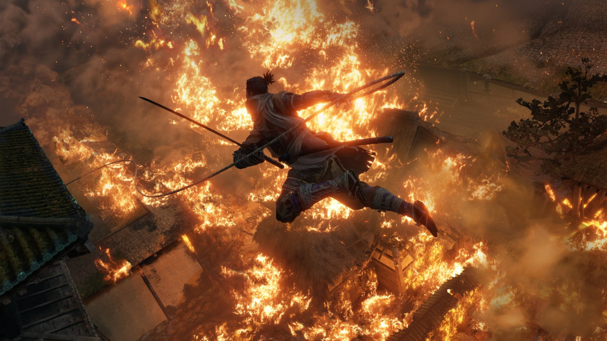 Sekiro: Shadows Die Twice na mnoha záběrech předvádí dynamický pohyb a brutální souboje