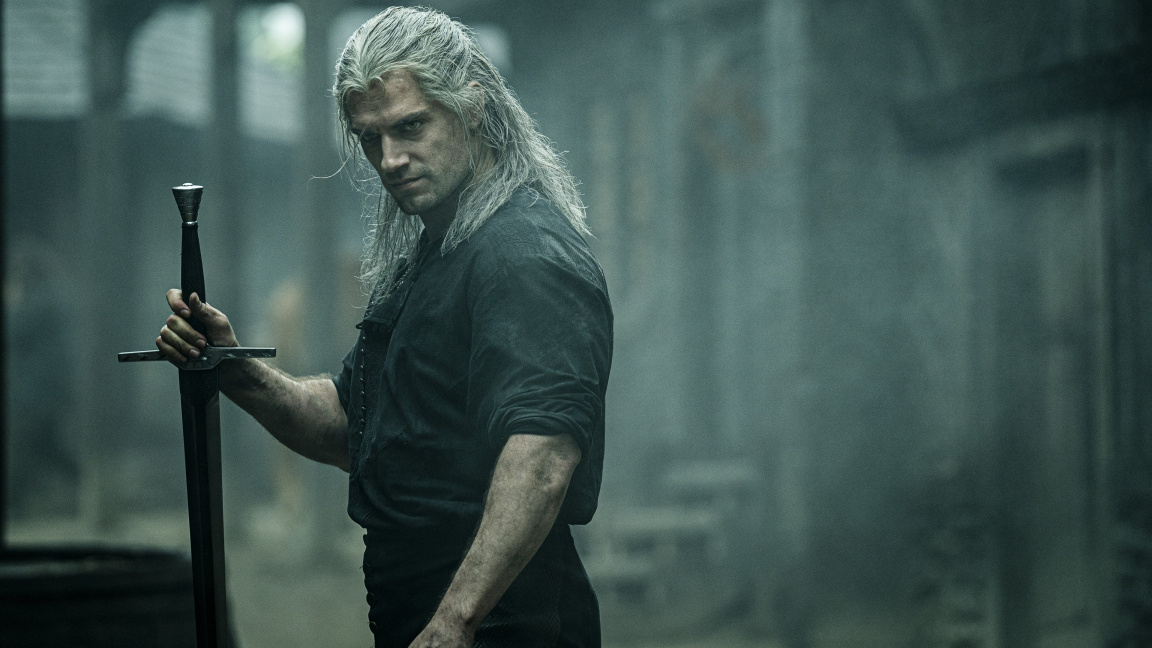 Henry Cavill v roli Geralta v novém videu předvádí, jak se Zaklínač umí ohánět s mečem