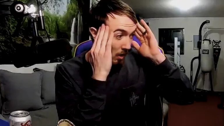 Streamer Call of Duty dostal ban na Twitchi, když během vysílání omylem vystřelil z pistole