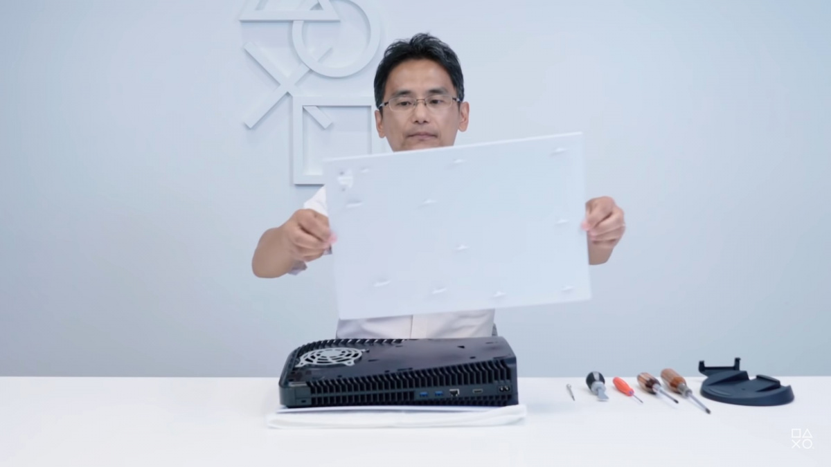 Proč je PlayStation 5 tak vysoký a proč má na čipu tekutý kov? Inženýr Sony to objasňuje