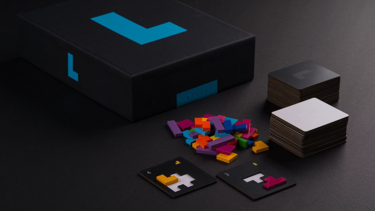 Deskovka Project L – když se práce s tetrisovými dílky uchopí za správný konec